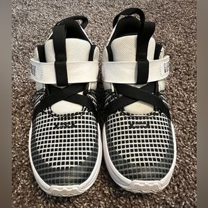 Boys basketball shoes